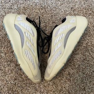 Yeezy 700 V3 AZAEL GLOW IN THE DARK M8.5 W10